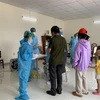 Nhân viên y tế tổ chức lấy mẫu xét nghiệm COVID-19 cho người dân tại khu phố 1, phường 15, quận Gò Vấp. (Ảnh: TTXVN phát)