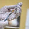 Nhân viên y tế chuẩn bị tiêm vaccine phòng COVID-19 của hãng Pfizer. (Ảnh: AFP/TTXVN)
