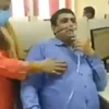 Arvind Kumar mang theo mặt nạ oxy đến nơi làm việc. (Nguồn: Livehindustan)
