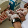 Nhân viên y tế chuẩn bị tiêm vaccine ngừa COVID-19 cho người dân. (Ảnh: THX/TTXVN)