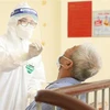 Nhân viên y tế lấy mẫu xét nghiệm COVID-19 cho bệnh nhân, người nhà tại các khoa, phòng tại bệnh viện Bắc Thăng Long. (Ảnh: Minh Quyết/TTXVN)