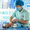 Chăm sóc trẻ sơ sinh tại một bệnh viện ở Quý Châu, Trung Quốc. (Ảnh: AFP/TTXVN)