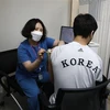 Tiêm vaccine ngừa COVID-19 tại Seoul, Hàn Quốc. (Ảnh: AFP/TTXVN)