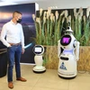 Robot kiểm tra thân nhiệt cho khách hàng. (Ảnh: Hương Giang/Vietnam+)