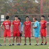 HLV Park Hang-seo và các cầu thủ trên sân tập. (Ảnh: Hoàng Linh/TTXVN)