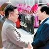 Chủ tịch Triều Tiên Kim Jong-il (trái) đích thân ra sân bay đón tiếp Tổng thống Hàn Quốc Kim Dae-jung. (Nguồn: Yonhap)