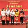 Chủ tịch UBND thành phố Cần Thơ Trần Việt Trường trao các túi vải thiều cho những tổ chức, cá nhân đặt mua đầu tiên tại lễ phát động. (Ảnh: Thanh Liêm/TTXVN)