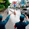 Các lực lượng chức năng hướng dẫn người dân quay đầu xe khi đi vào quận Gò Vấp. (Ảnh: An Hiếu/TTXVN)