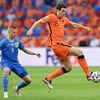 Tiền vệ Hà Lan Marten de Roon nỗ lực khống chế bóng trong trận đấu gặp Ukraine. (Ảnh: AFP/TTXVN)