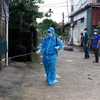 Ngành y tế phun hóa chất tiêu độc khử trùng tại nhà một bệnh nhân ở thành phố Hà Tĩnh. (Ảnh: Công Tường/TTXVN)