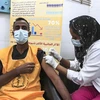 Tiêm vaccine ngừa COVID-19 cho một nhân viên y tế tại Khartoum, Sudan. (Ảnh: THX/TTXVN)