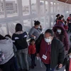 Người di cư chờ được nhập cư vào Mỹ theo chương trình Nghị định thư Bảo vệ người di cư (MPP), tại Ciudad Juarez, Mexico. (Ảnh: AFP/TTXVN)
