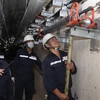 Tiến hành thay thế cáp dầu bằng cáp khô tổ máy số 1 Nhà máy Thủy điện Hòa Bình. (Nguồn: evn.com.vn)