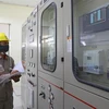 Công nhân Tổng Công ty Điện lực Miền Bắc tăng cường kiểm tra kỹ thuật trạm biến áp 110kV Vĩnh Phúc, đảm bảo cấp điện an toàn. (Ảnh: Ngọc Hà/TTXVN)