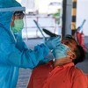 Nhân viên y tế lấy mẫu xét nghiệm SARS-CoV-2. (Ảnh: Ánh Tuyết/TTXVN)