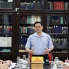 Thủ tướng Phạm Minh Chính đến thăm và làm việc với lãnh đạo Viện Vệ sinh Dịch tễ Trung ương. (Ảnh: Dương Giang/TTXVN)