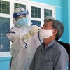 Nhân viên CDC Phú Yên lấy mẫu xét nghiệm cho nhân viên y tế của Bệnh viện Đa khoa tỉnh Phú Yên. (Ảnh: Xuân Triệu/TTXVN)