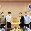Ông Đỗ Quang Hiển, Chủ tịch HĐQT kiêm Tổng Giám đốc Tập đoàn T&T Group, trao tặng toàn bộ bơm kim tiêm phục vụ chiến dịch tiêm 150 triệu liều vaccine phòng COVID-19 cho Bộ trưởng Bộ Y tế Nguyễn Thanh Long. (Nguồn: T&T Group)