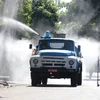 Xe chuyên dụng của Bộ Chỉ huy Quân sự tỉnh Phú Yên phun khử khuẩn khu vực đang bị phong tỏa trên đường Trần Phú, phường 2, thành phố Tuy Hòa. (Ảnh: Phạm Cường/TTXVN)