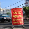 Lực lượng chức năng phun khử khuẩn khu vực Phòng khám Đa khoa Đức Tín, nơi BN13960 đã đến khám bệnh. (Ảnh: Phạm Cường/TTXVN)