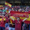 Cổ động viên Tây Ban Nha cổ vũ đội nhà trong trận gặp Croatia. (Ảnh: AFP/TTXVN)