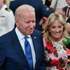 Tổng thống Mỹ Joe Biden (trái) và Đệ nhất phu nhân Jill Biden tại một sự kiện ở Nhà Trắng. (Ảnh: AFP/TTXVN)