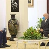 Đại sứ Việt Nam tại Vương quốc Campuchia Vũ Quang Minh yết kiến Quốc vương Norodom Sihamoni. (Ảnh: TTXVN phát)
