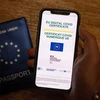 Hộ chiếu và Chứng chỉ COVID-19 của EU. (Ảnh: AFP/TTXVN)