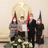 Đại sứ Nguyễn Minh Vũ tiếp nhận số tiền của Hội người Hải Phòng tại CHLB Đức ủng hộ công tác phòng, chống dịch COVID-19 ở Việt Nam. (Ảnh: Mạnh Hùng/TTXVN)