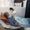 Nhân viên y tế tiêm vaccine ngừa COVID-19 cho người dân tại Seoul, Hàn Quốc. (Ảnh: Yonhap/TTXVN)