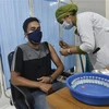 Tiêm vaccine ngừa COVID-19 tại Dhaka, Bangladesh. (Ảnh: THX/TTXVN)