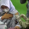 Tiêm vaccine ngừa COVID-19 tại Jakarta, Indonesia. (Ảnh: THX/TTXVN)