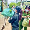 Các thành viên Hội Phụ nữ Công an tỉnh Đắk Lắk và Hội Chữ thập Đỏ thành phố Buôn Ma Thuột tập kết rau xanh để chuyển đến Thành phố Hồ Chí Minh. (Nguồn: baodaklak.vn)