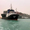 Tàu Ever Given bị mắc cạn tại Kênh đào Suez, Ai Cập. (Ảnh: AFP/TTXVN)