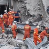 Lực lượng cứu hộ tìm kiếm nạn nhân tại hiện trường vụ sập khách sạn Xinjia ở thành phố ven biển Tuyền Châu, thuộc tỉnh Phúc Kiến, đông nam Trung Quốc, ngày 11/3/2020. (Ảnh: THX/TTXVN)