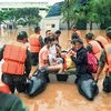 Lực lượng cứu hộ sơ tán người dân khỏi vùng ngập lụt sau mưa lớn tại tỉnh Tứ Xuyên, Trung Quốc, ngày 18/8/2020. (Ảnh: AFP/TTXVN)