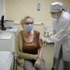Nhân viên y tế tiêm vaccine ngừa COVID-19 cho người dân tại Moskva, Nga. (Ảnh: AFP/TTXVN)