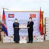 Bà Youk Sambath, Quốc vụ khanh Bộ Y tế Campuchia (trái), trao tượng trưng số hàng của Chính phủ Hoàng gia và nhân dân Campuchia hỗ trợ công tác phòng, chống dịch COVID-19 của Thành phố Hồ Chí Minh cho ông Dương Anh Đức, Phó Chủ tịch UBND Thành phố Hồ Chí 