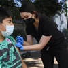 Nhân viên y tế tiêm vaccine ngừa COVID-19 cho người dân tại Los Angeles, bang California, Mỹ. (Ảnh: AFP/TTXVN)
