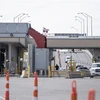 Cửa khẩu biên giới Mỹ-Mexico tại El Paso, bang Texas (Mỹ) đóng cửa đối với các hoạt động đi lại không thiết yếu do dịch COVID-19. (Ảnh: AFP/TTXVN)