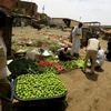 Người dân mua bán thực phẩm tại một khu chợ ở Khartoum, Sudan. (Ảnh: AFP/TTXVN)
