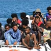 Người di cư đến từ Tunisia và Libya được cứu. (Ảnh: AFP/TTXVN)