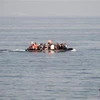 Người di cư lênh đênh trên biển sau khi vượt biển Aegean từ Thổ Nhĩ Kỳ. (Ảnh: AFP/TTXVN)