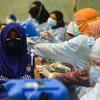 Tiêm vaccine ngừa COVID-19 cho người dân tại trung tâm dã chiến ở Tangerang, Indonesia. (Ảnh: THX/TTXVN)
