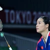 Vận động viên cầu lông Nguyễn Thuỳ Linh thi đấu trong trận gặp đối thủ Thụy Sĩ Sabrina Jaquet tại Olymic Tokyo 2020. (Ảnh: AFP/TTXVN)