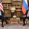 Tổng thống Mỹ Joe Biden (phải) và Tổng thống Nga Vladimir Putin (trái) trong cuộc gặp tại Geneva, Thụy Sĩ, ngày 16/6. (Ảnh: AFP/TTXVN)