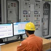 Công nhân EVN HANOI vận hành hệ thống cấp điện. (Ảnh: TTXVN phát)