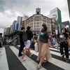 Người dân di chuyển trên đường phố tại Tokyo, Nhật Bản. (Ảnh: AFP/TTXVN)