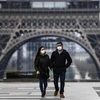 Người dân đeo khẩu trang phòng COVID-19 tại Paris, Pháp. (Ảnh: AFP/TTXVN)