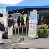 Người dân xếp hàng chờ xét nghiệm COVID-19 tại Seoul, Hàn Quốc. (Ảnh: Yonhap/TTXVN)